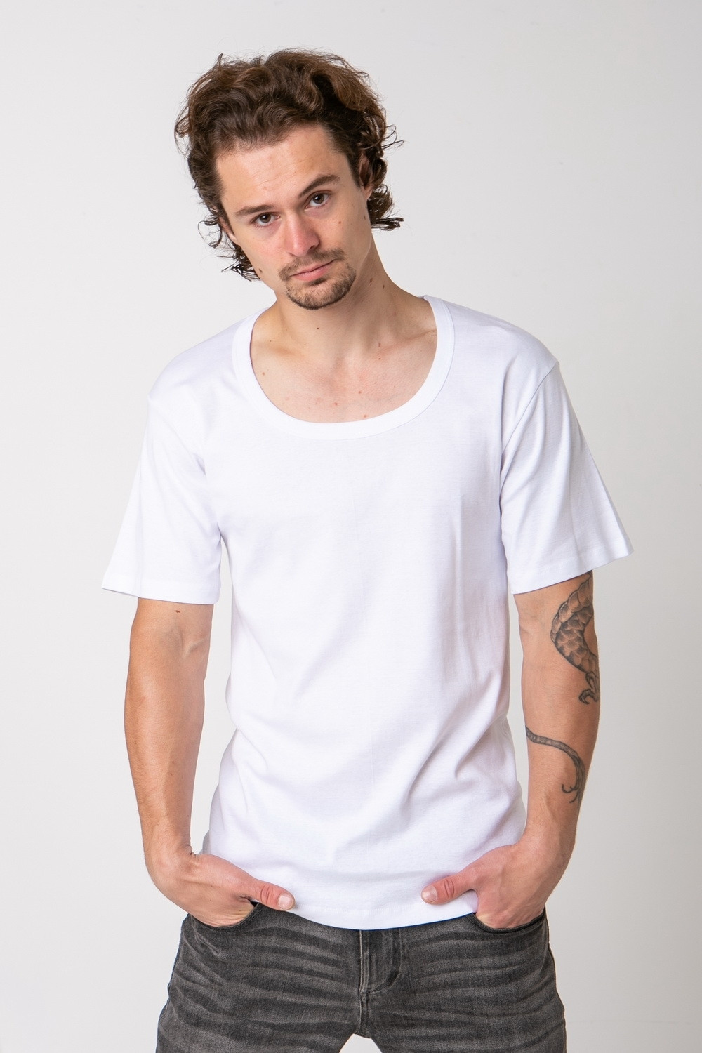 Чоловіча футболка з відкритим горлом - Білий