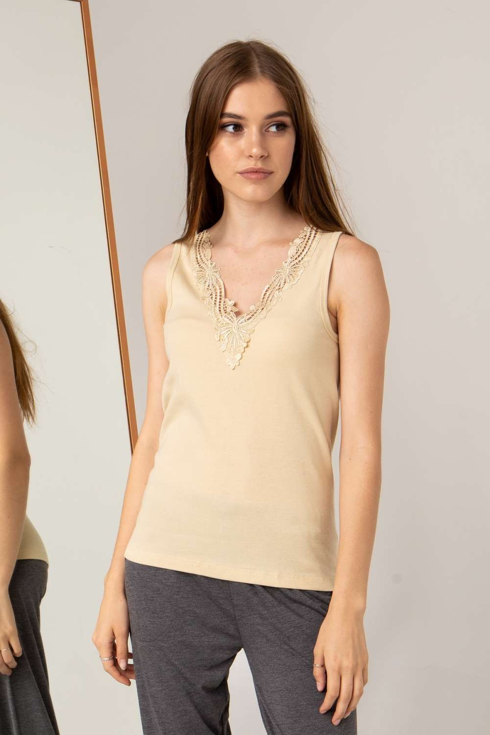 Майка жіноча з мереживом спереду - 0156 - Бежевий