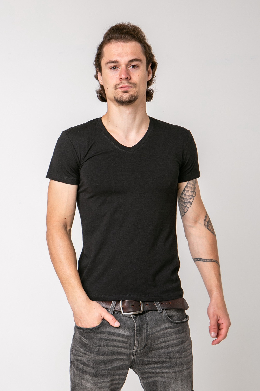 Футболка чоловіча з трикутним вирізом - 3 кольори