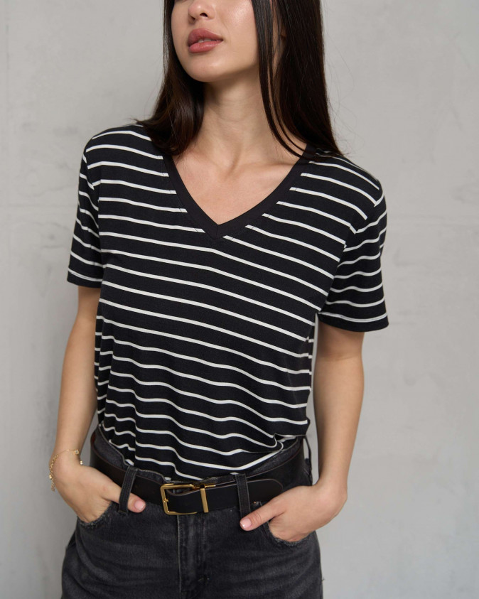 Футболка жіноча віскозна чорна у смужку - V-горловина