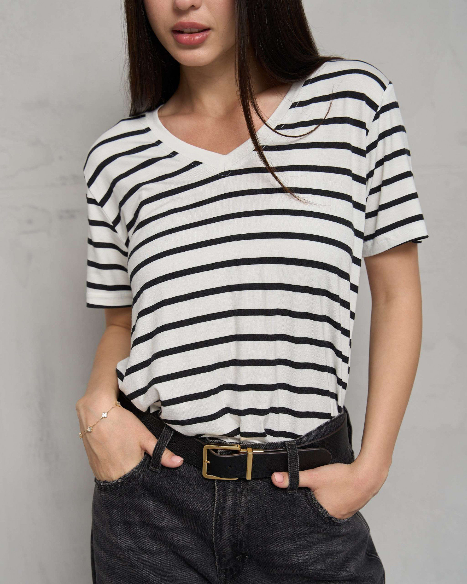 Футболка жіноча віскозна біла у смужку - V-горловина