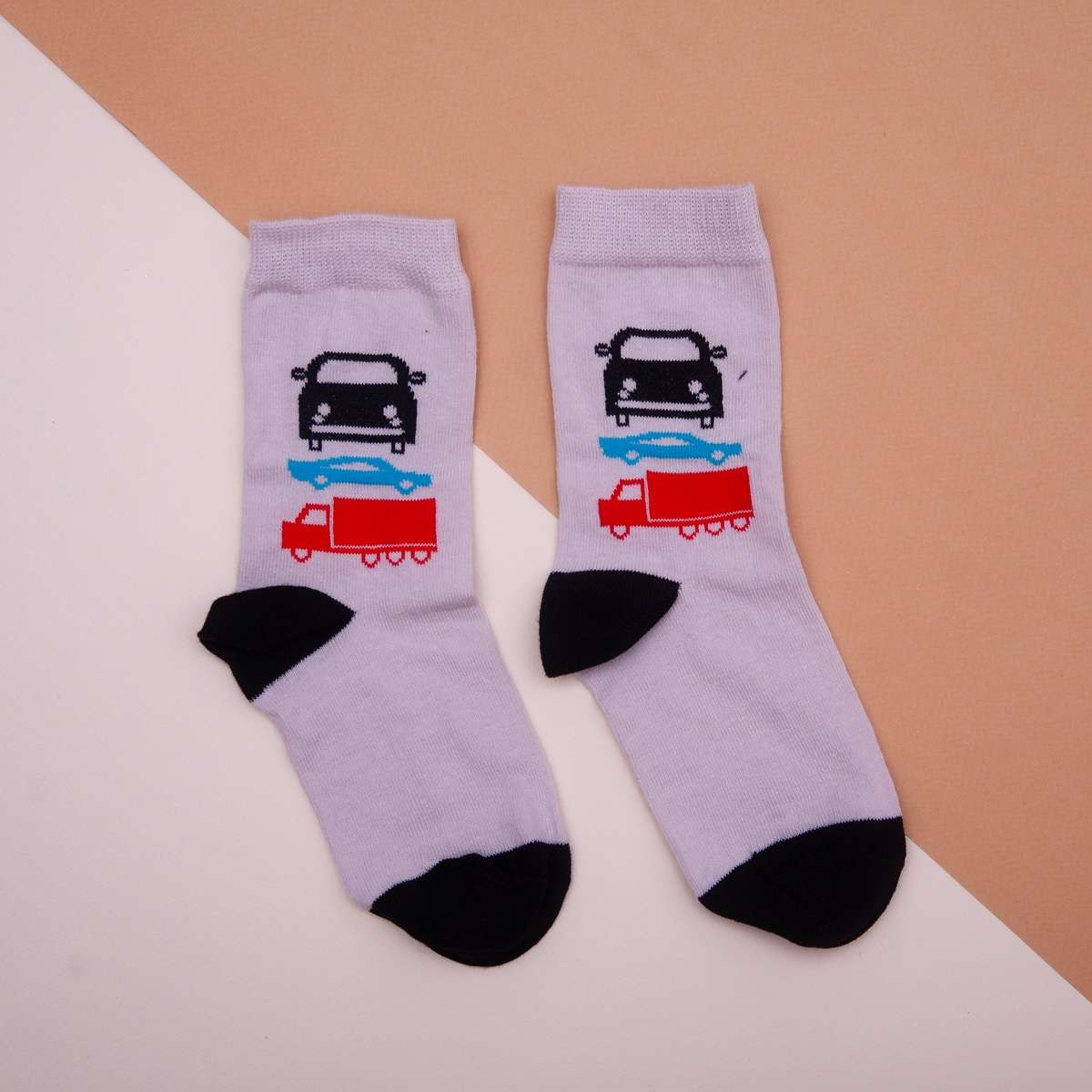 Носки для мальчика - машинки на молочном фоне