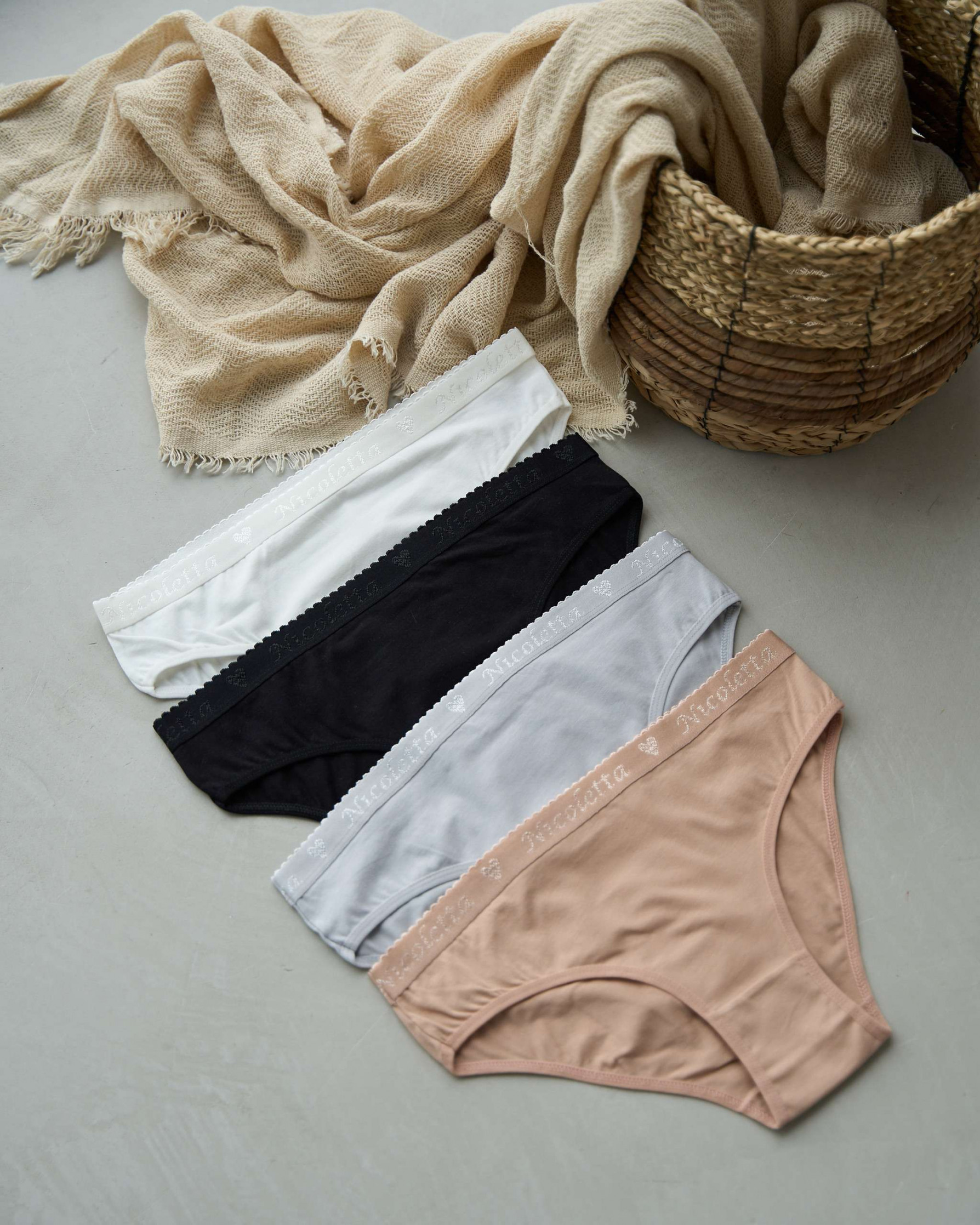 Трусики жіночі однотонні - Nicoletta по резинці