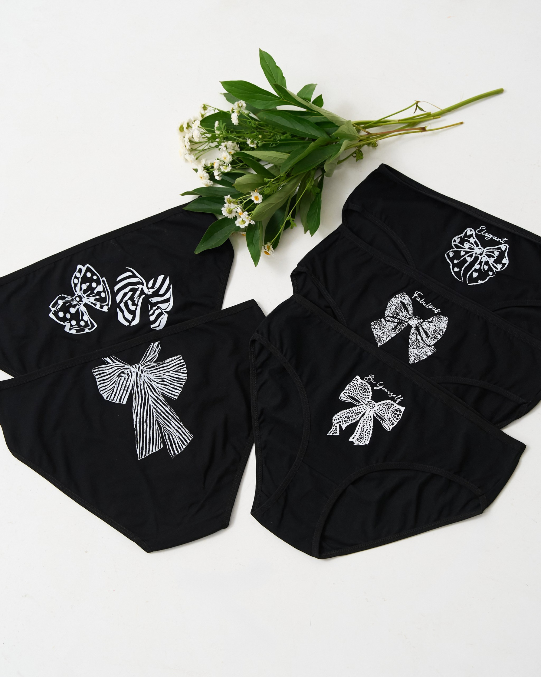 Жіночі трусики Plus Size - чорні з бантиком