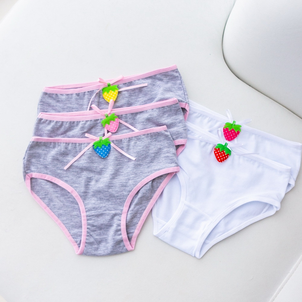 Однотонные трусики на девочку с клубничкой