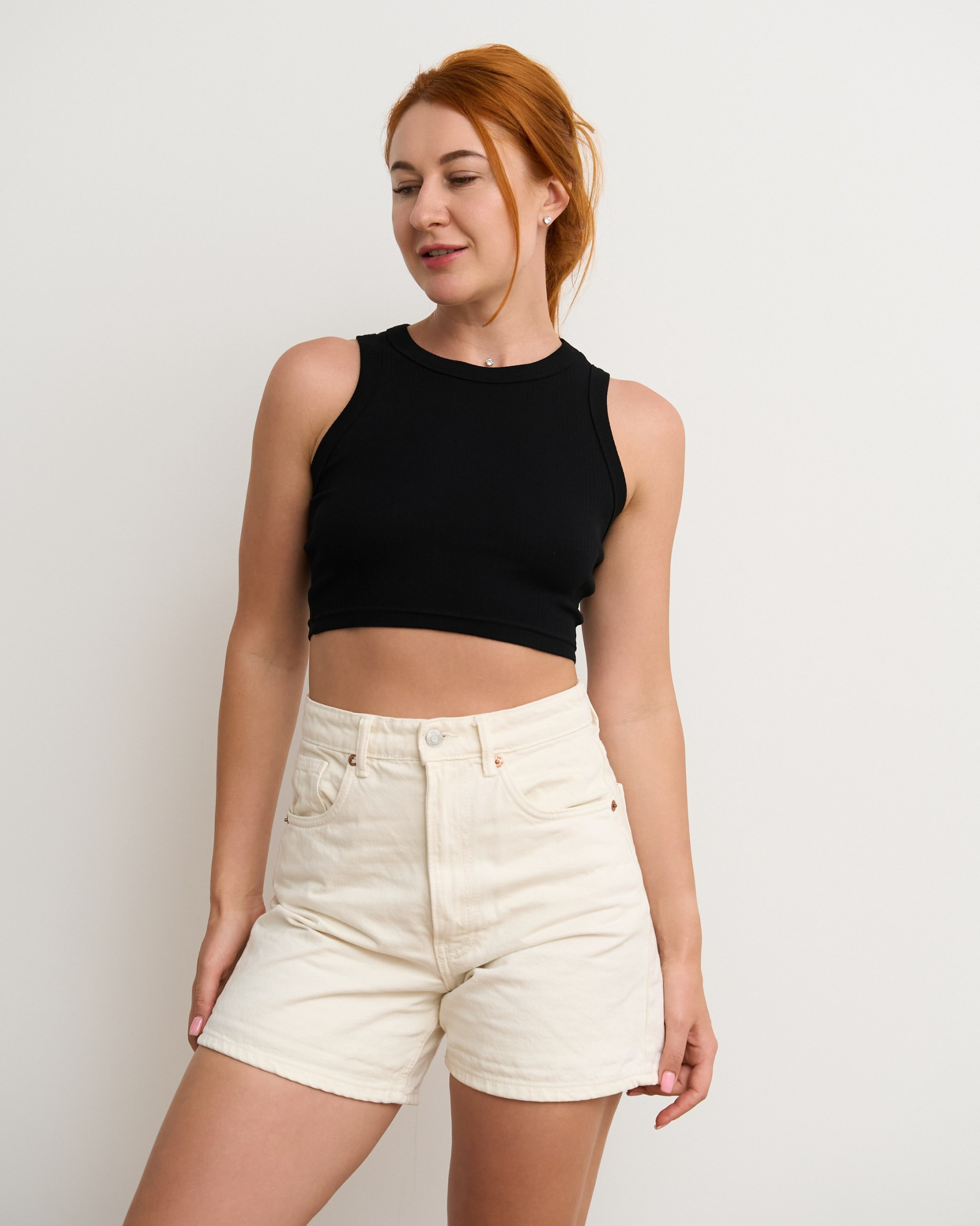 Жіноча майка вкорочена crop Nicoletta - чорна, в рубчик