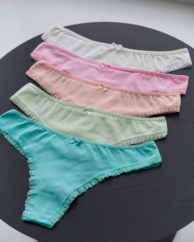 Жіночі стрінги з мереживом по ніжці - пастельні