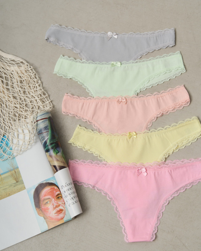 Жіночі стрінги з мереживом по ніжці та на поясі - пастельний мікс