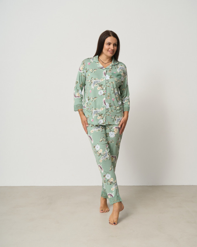 Комплект жіночий зі штанами і кофтою на ґудзиках Plus Size - Квіти - Віскоза