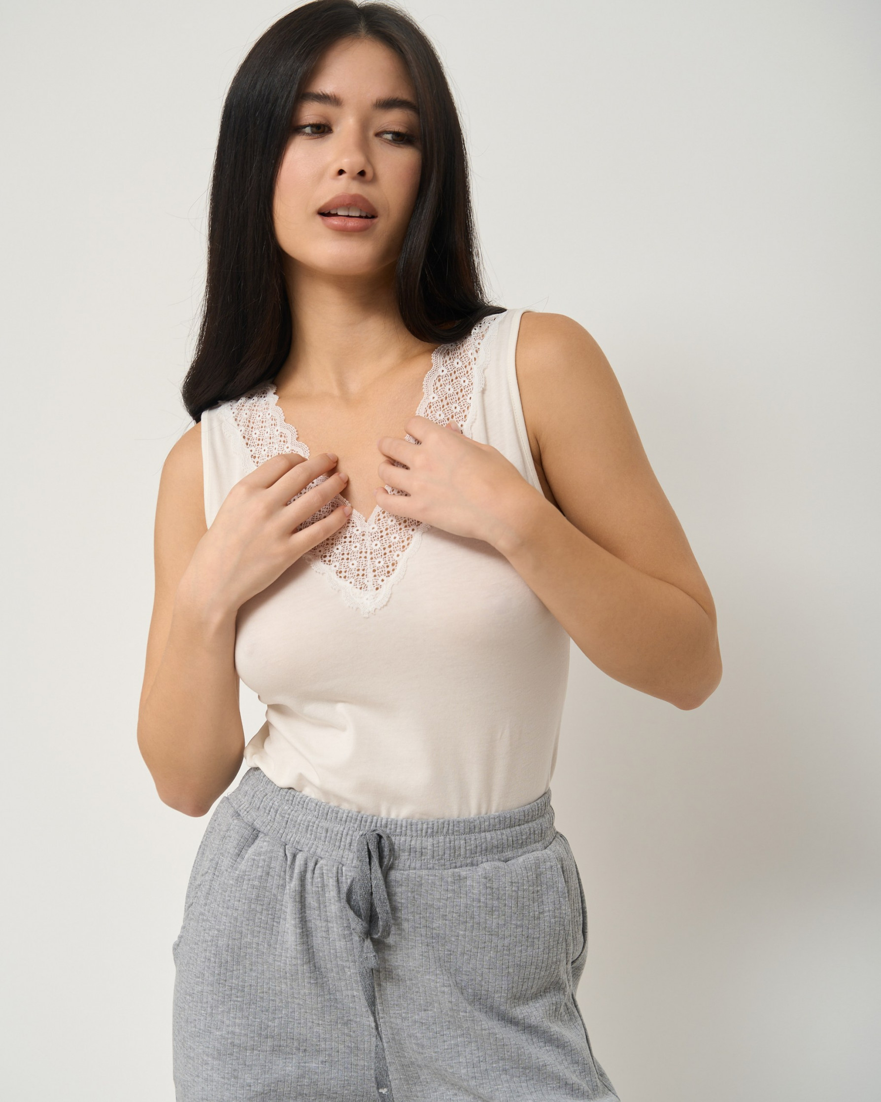 Жіноча майка з V-подібним мереживним вирізом - Ozkan