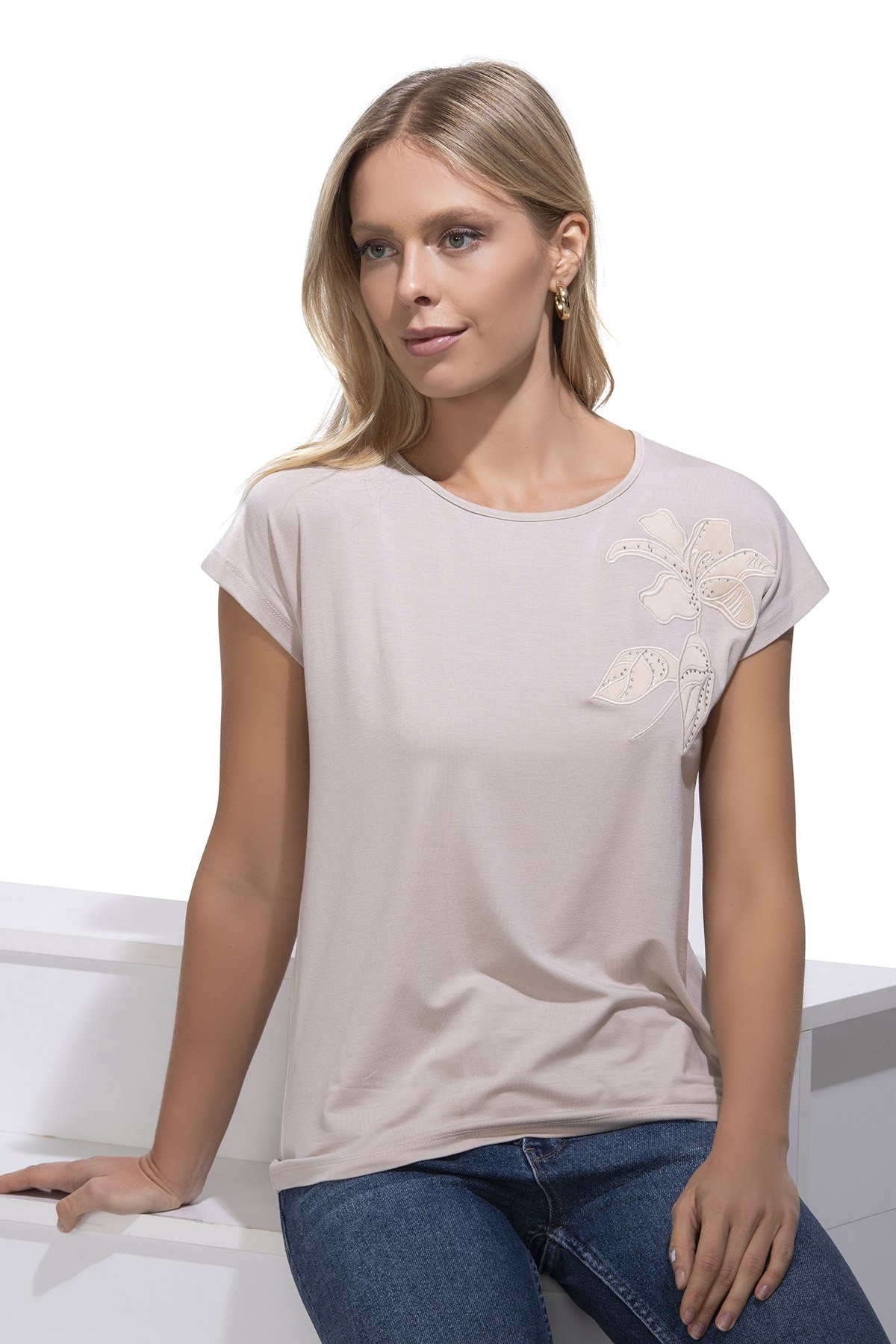 Футболка жіноча віскозна - Квітка з камінчиків