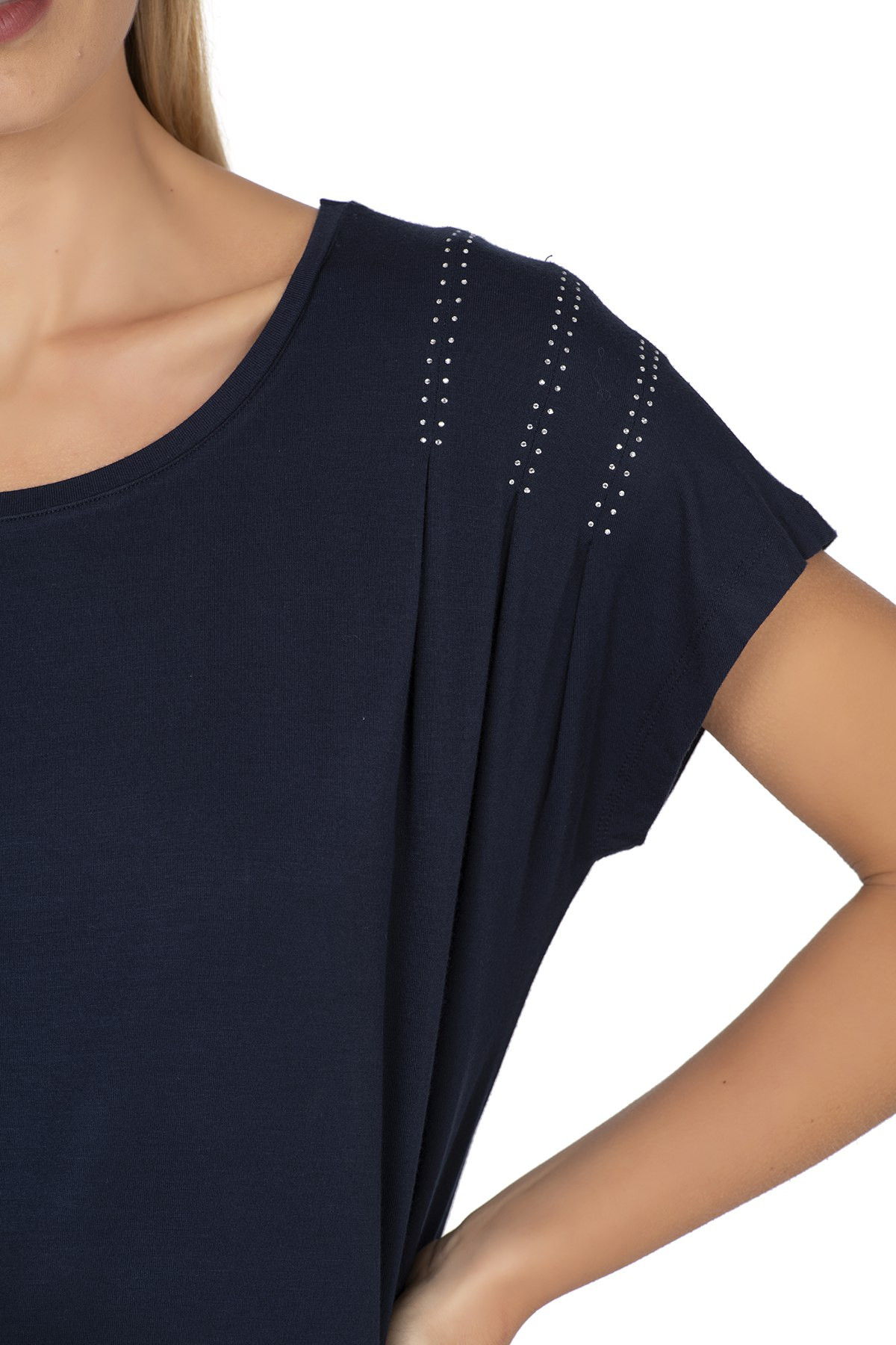 Футболка жіноча віскозна - камінчики на плечах