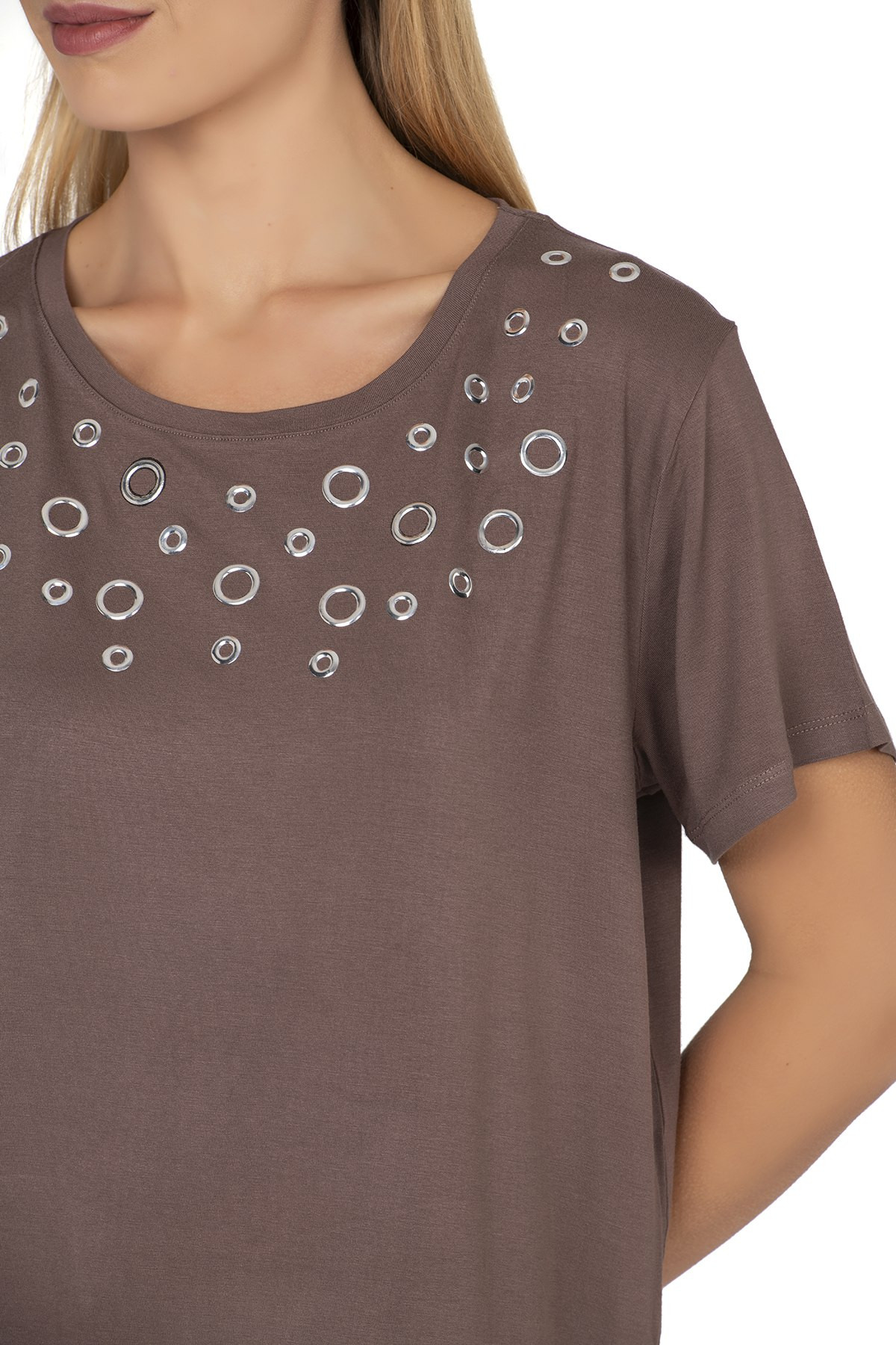 Футболка жіноча віскозна - металевий декор по грудях