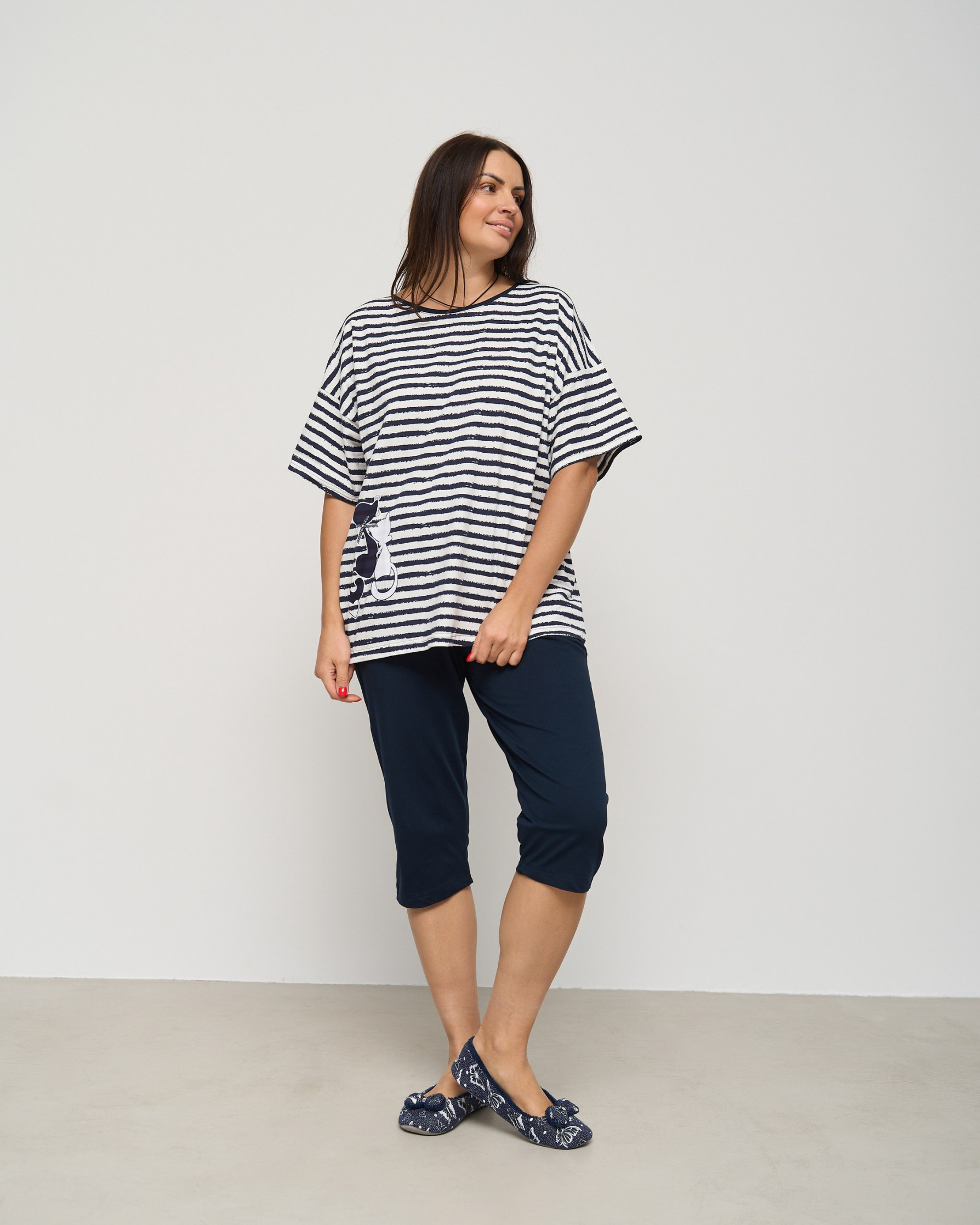 Комплект жіночий Plus Size з капрі в смужку - 2 кота на футболці