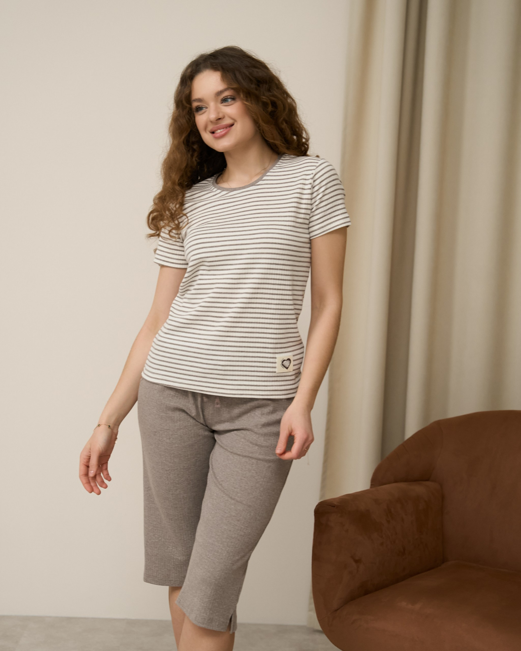 Жіночий комплект з капрі в рубчик - футболка у смужку