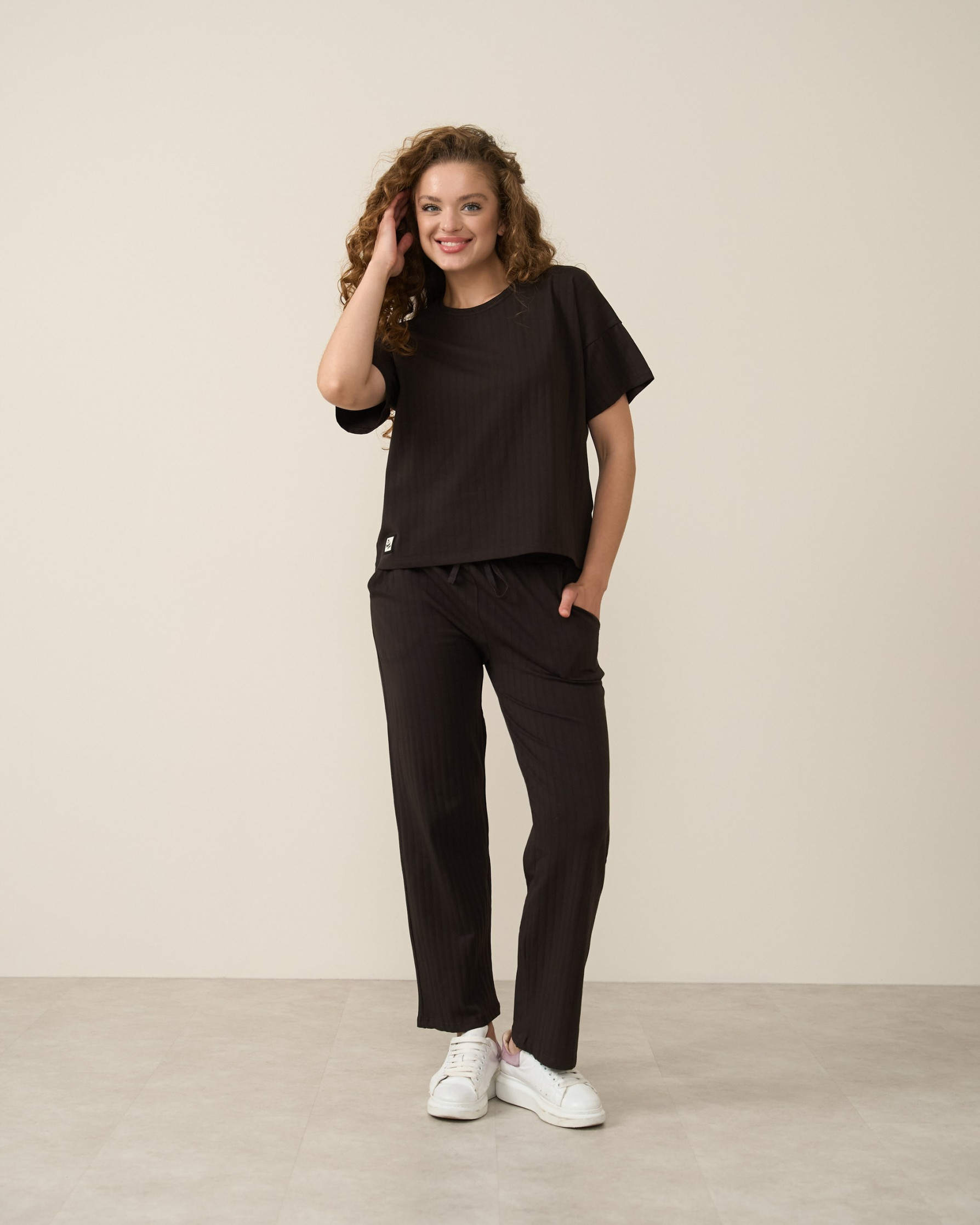 Жіночий однотонний комплект футболка зі штанами - в рубчик