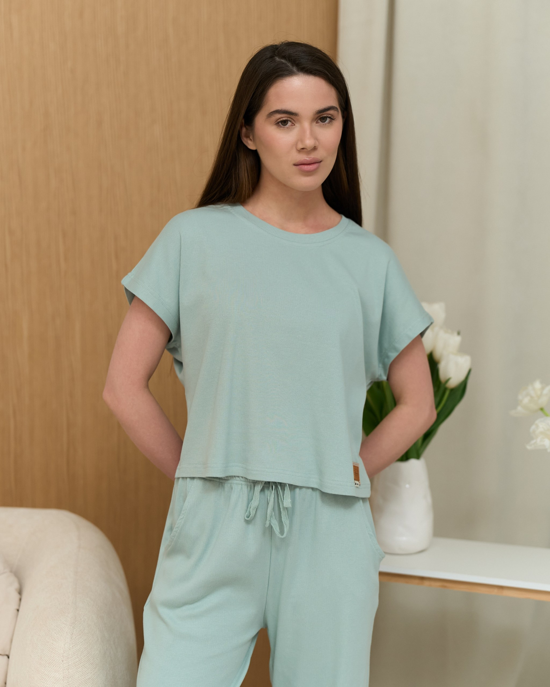 Женский комплект с брюками и футболкой - однотонный