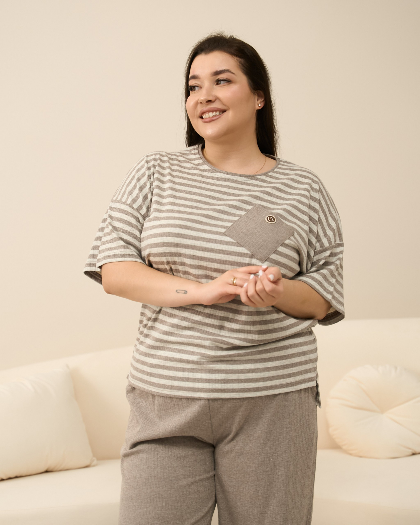 Комплект жіночий зі штанами і кишенею на футболці Plus Size - в рубчик