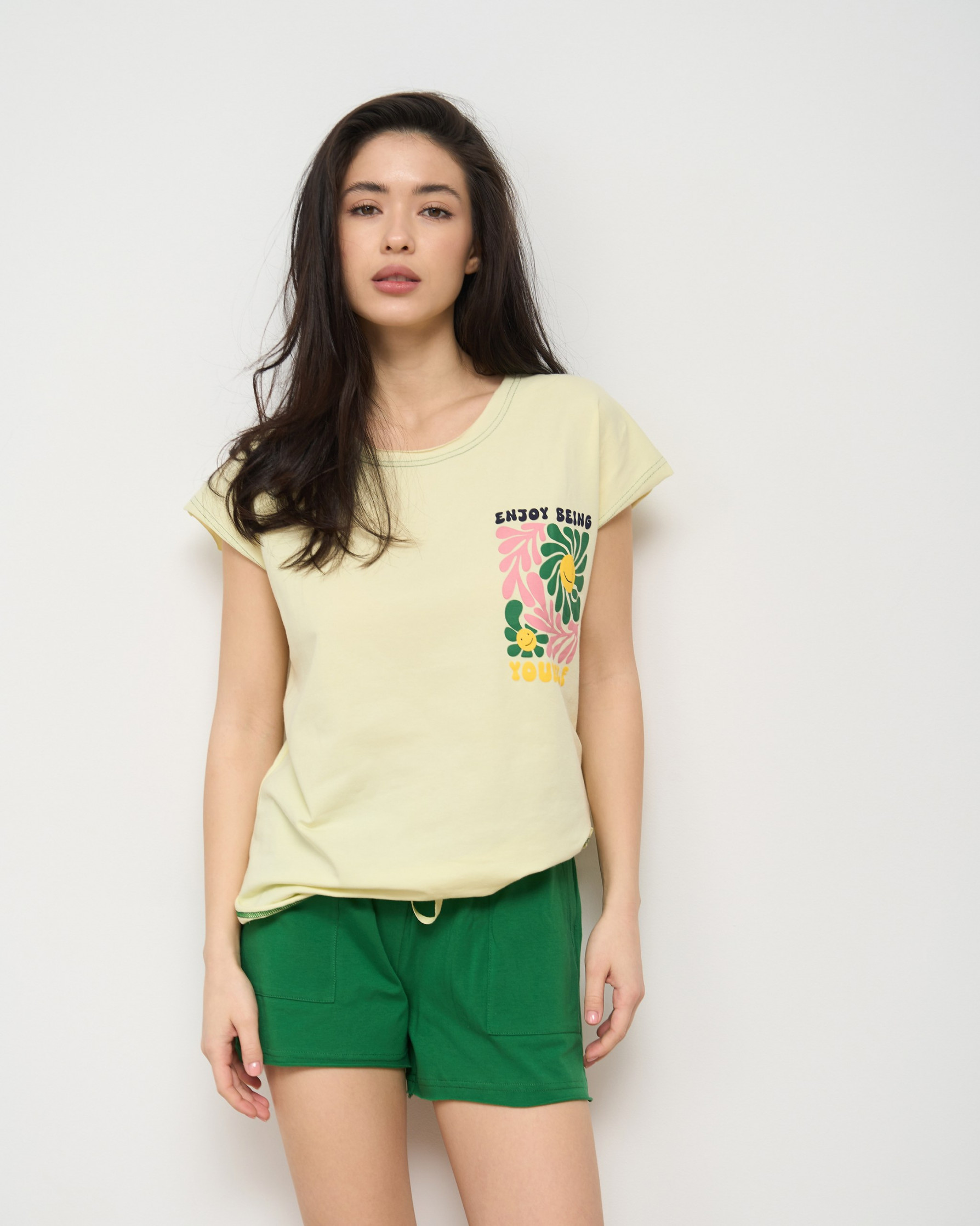 Жіночий комплект із зеленими шортиками - імітація кишені