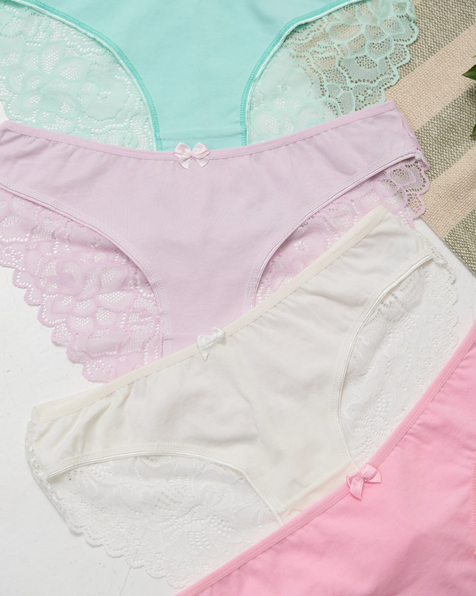 Однотонні жіночі труси - пастельні з мереживом