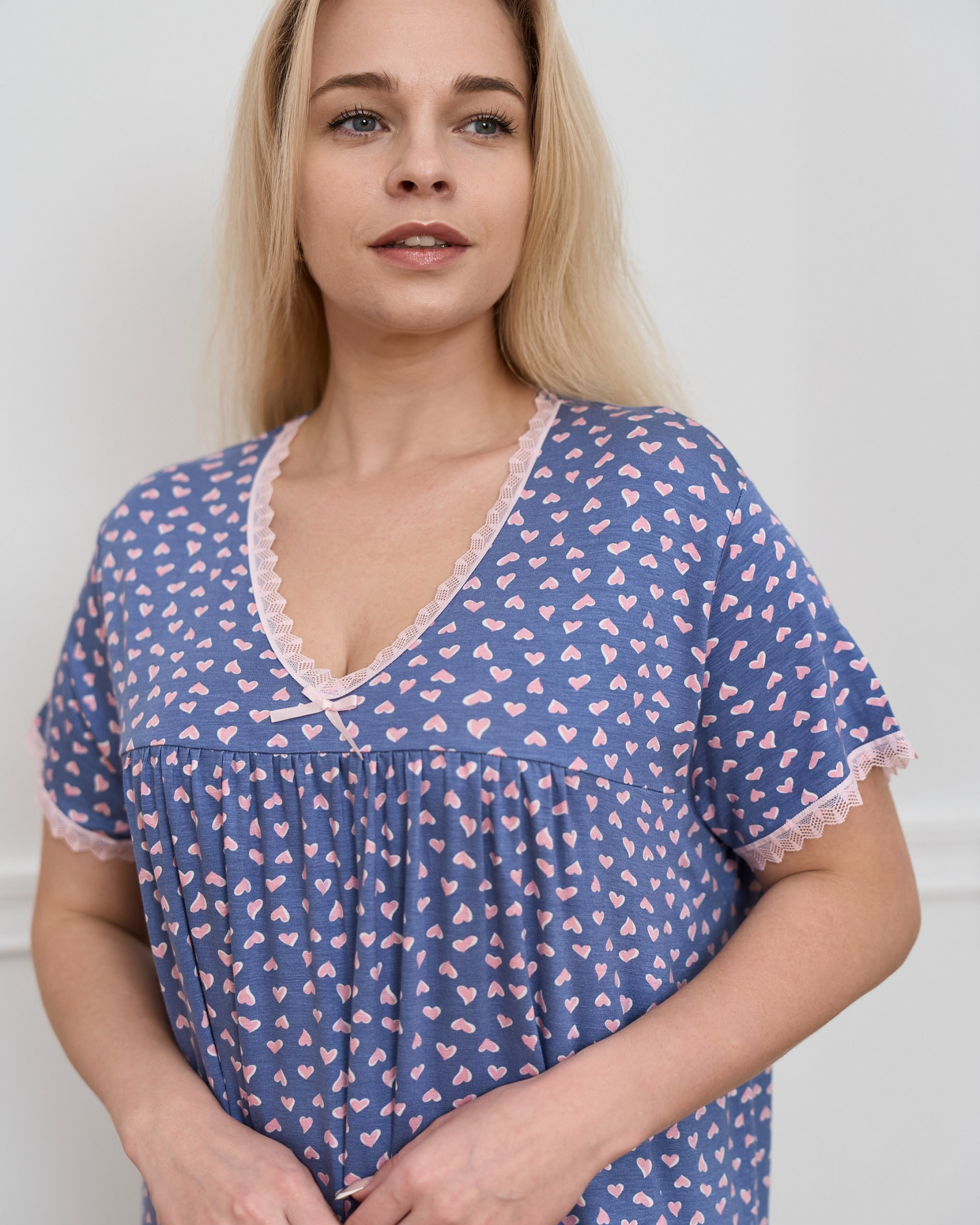 Вискозная женская сорочка Plus Size - синяя в сердечки с кружевом