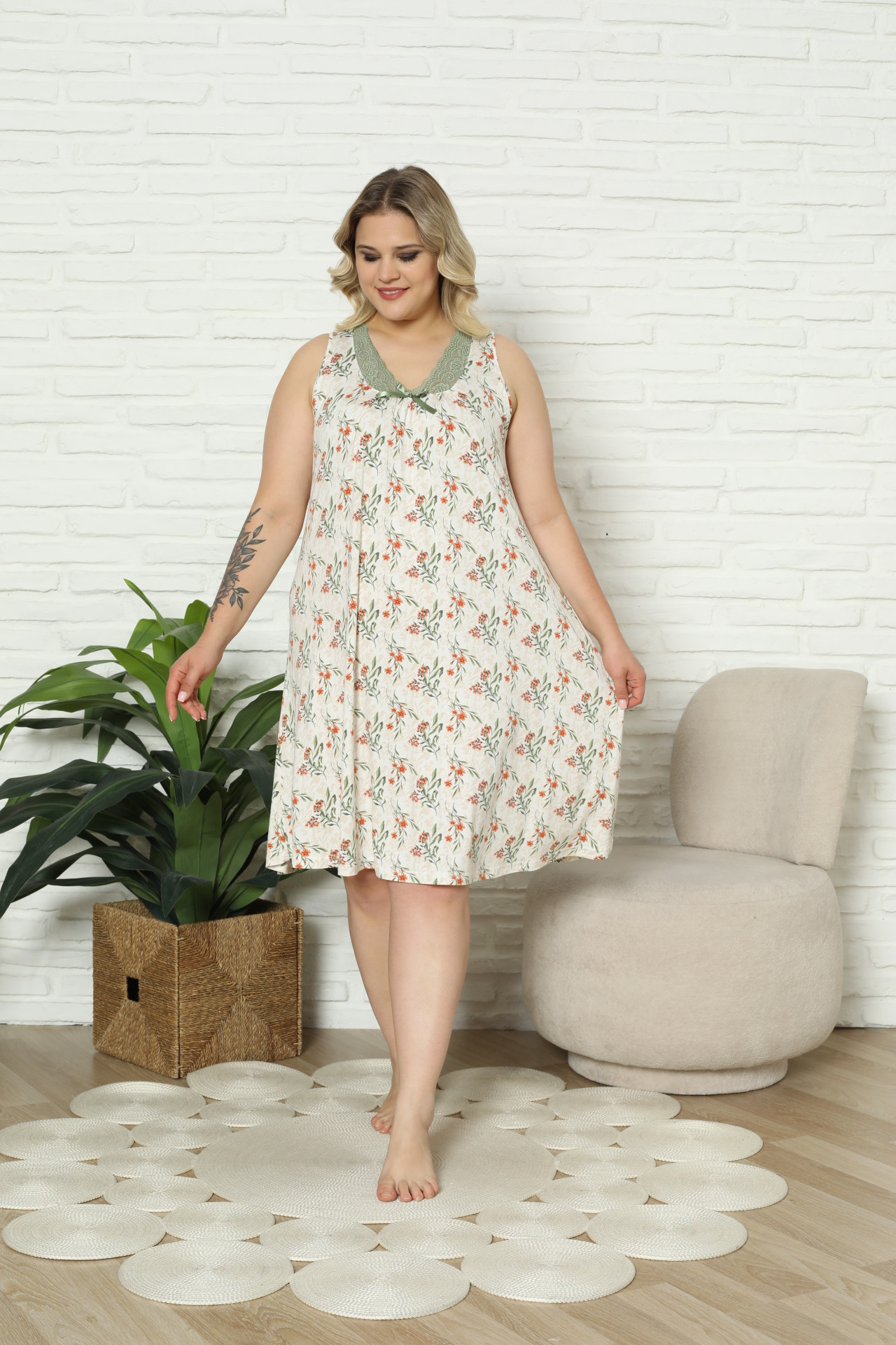 Сорочка на широких бретельках Plus Size - Зелені гілочки