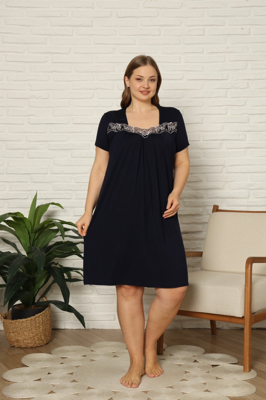 Віскозна жіноча сорочка Plus Size - мереживо по декольте