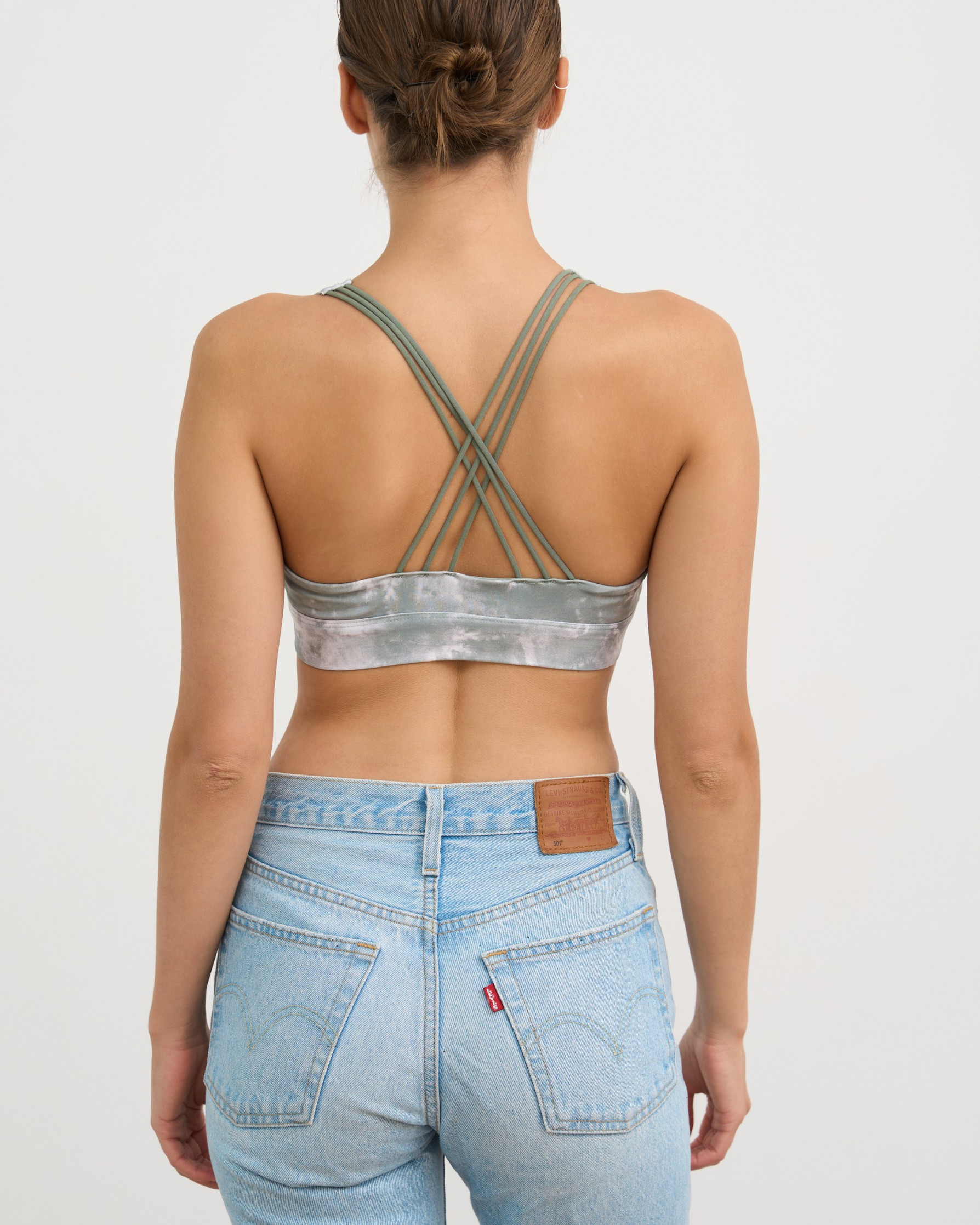 Жіночий спортивний топ - переплетення на спинці - Світлий хакі