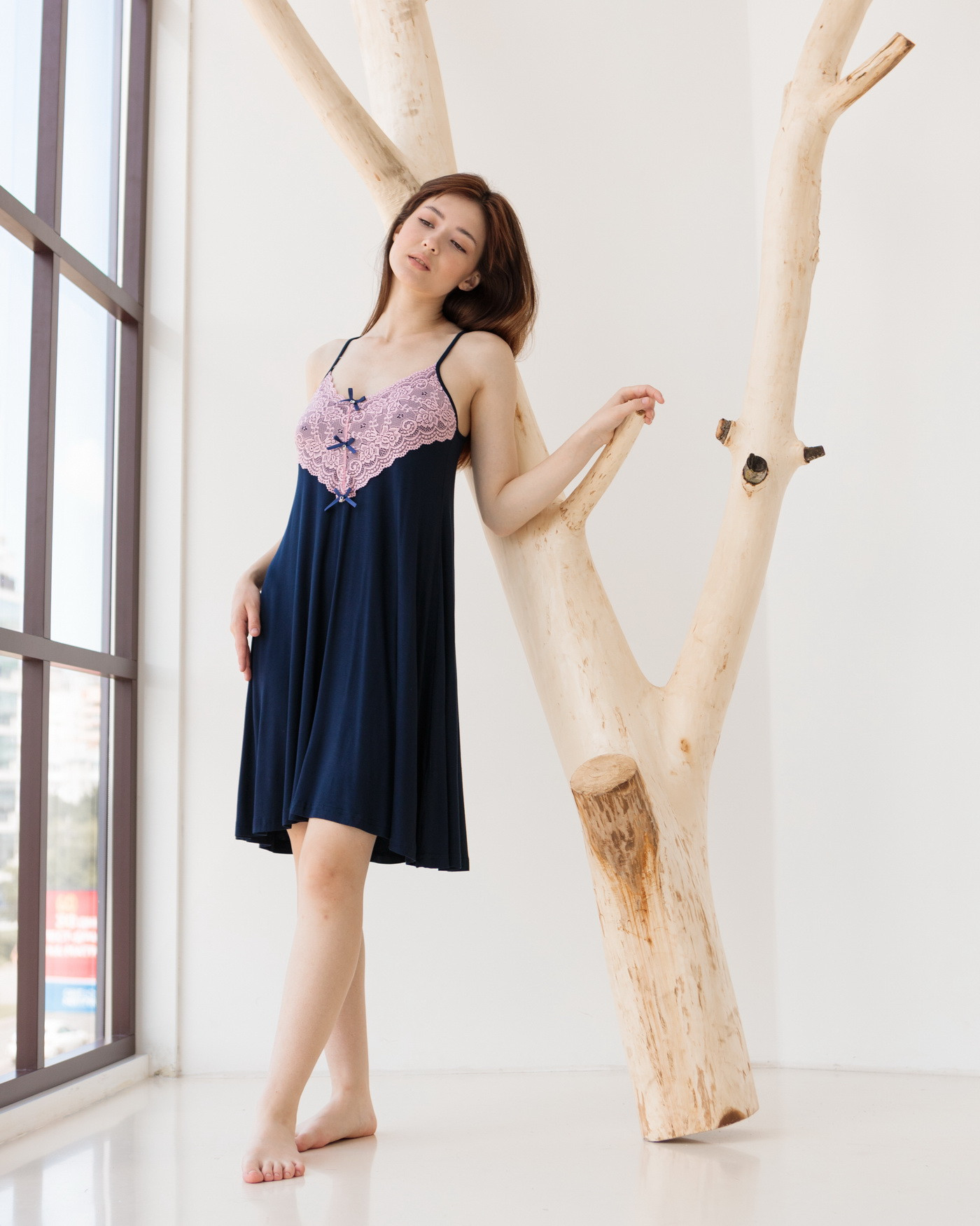 Віскозна однотонна сорочка з мереживом по грудях