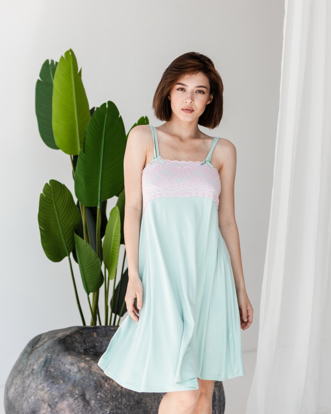 Віскозна однотонна сорочка з мереживом по грудях