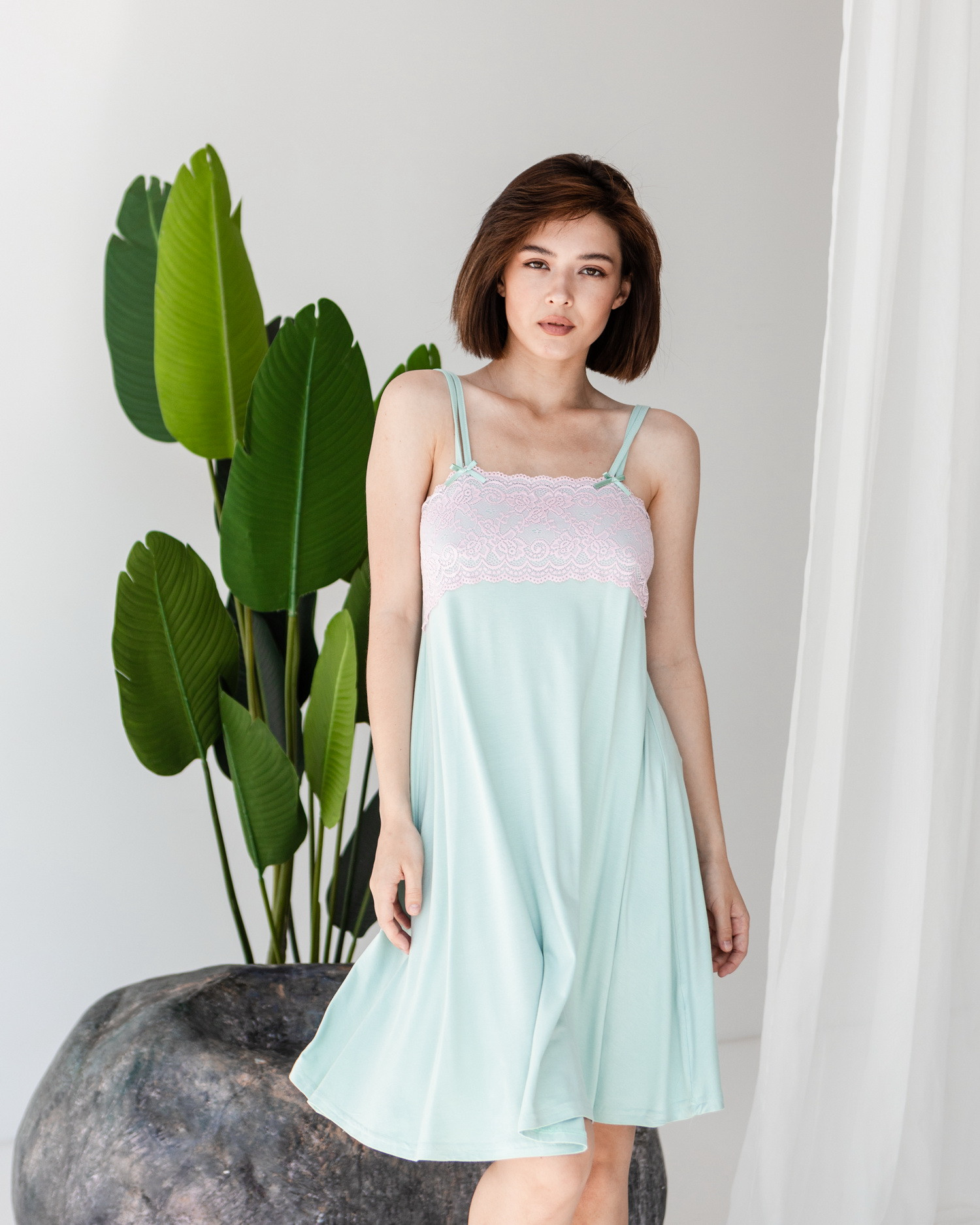 Віскозна однотонна сорочка з мереживом по грудях