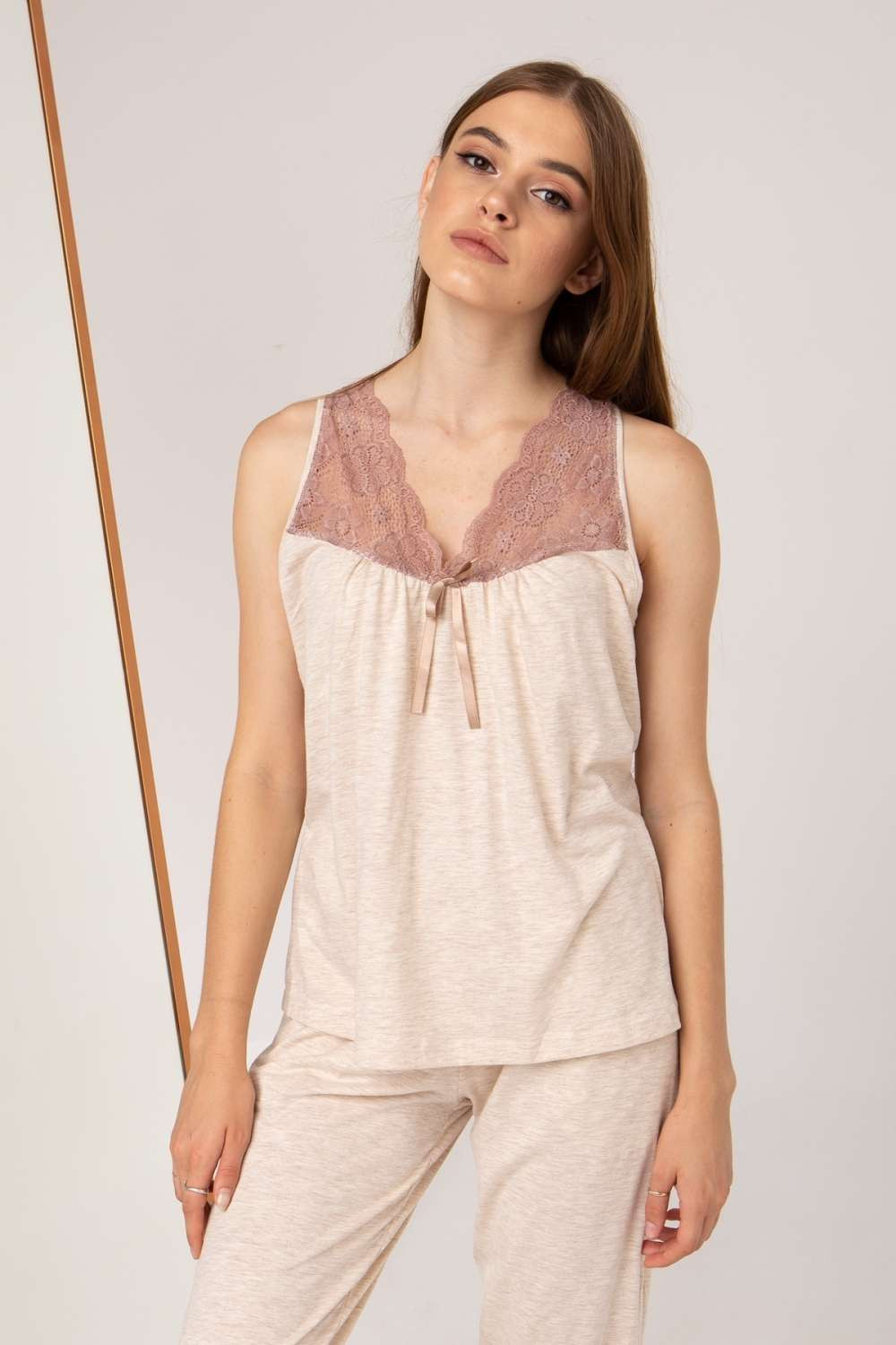 Жіноча піжама з капрі - однотонна з мереживом