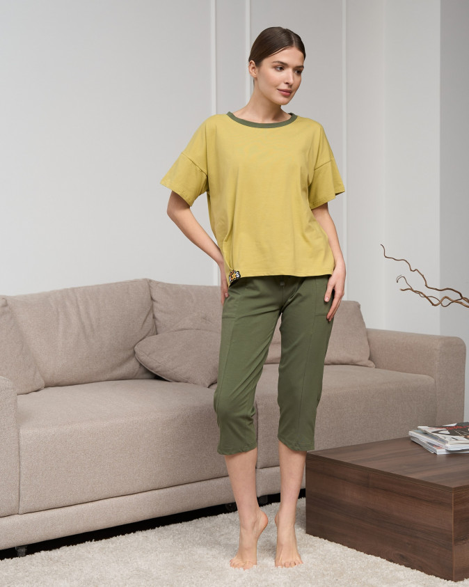 Яскравий жіночий комплект з капрі - однотонний