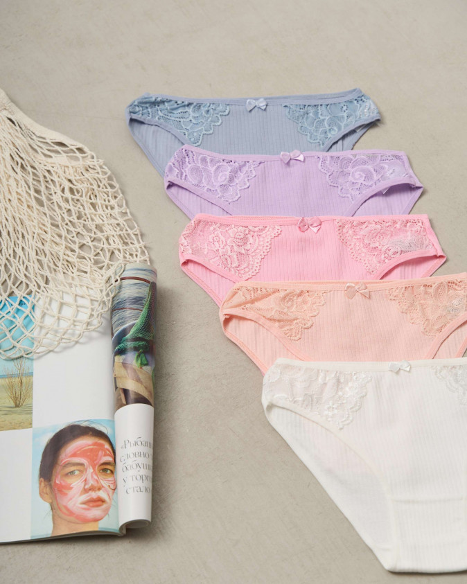 Жіночі бавовняні трусики в рубчик - мереживо з боків - Пастель