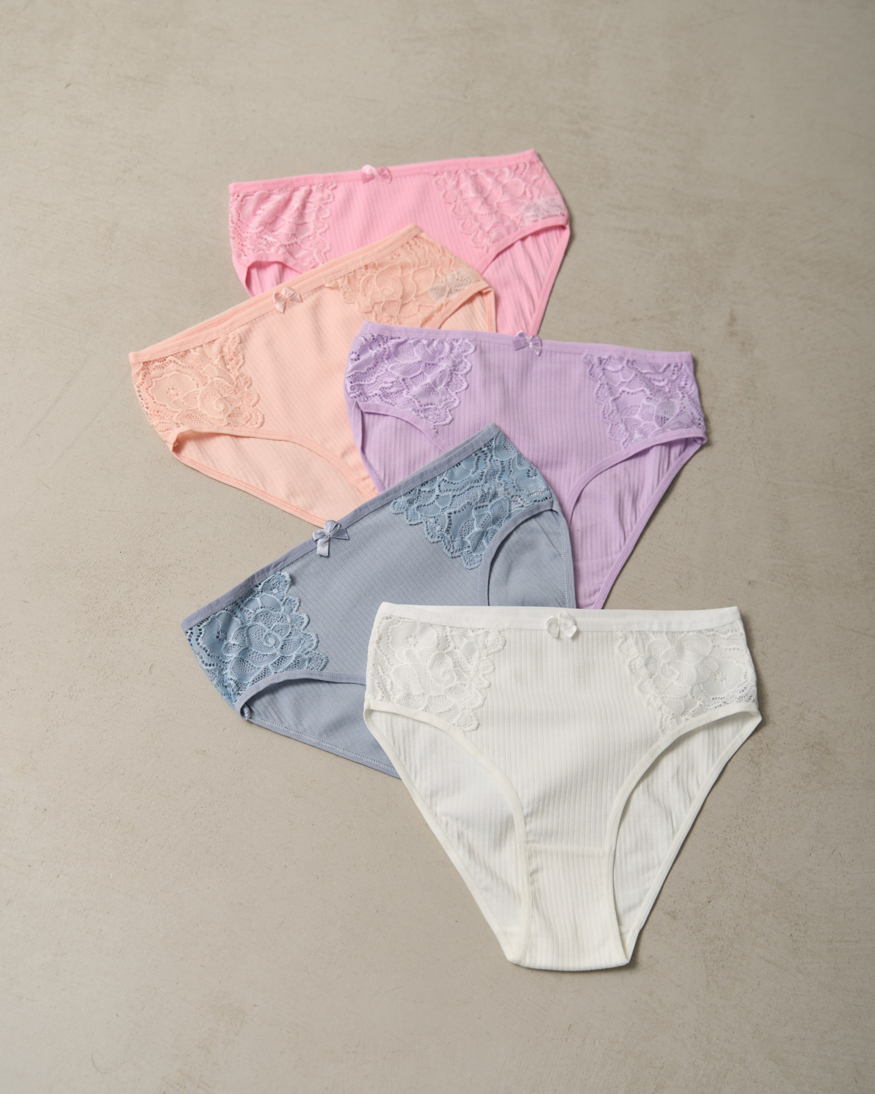 Жіночі трусики в рубчик з мереживом батал - пастель