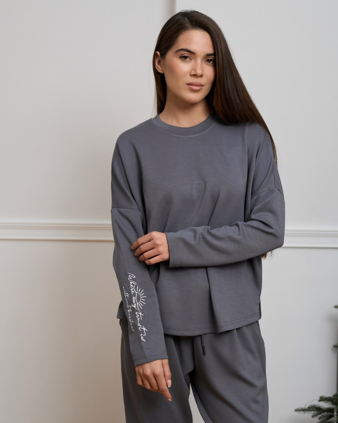 Жіночий однотонний спортивний костюм - напис на рукаві