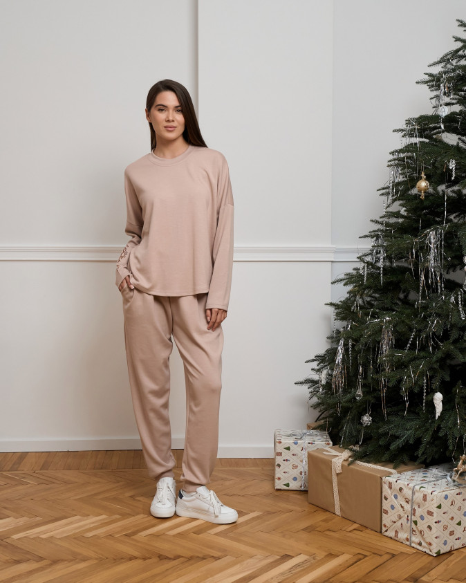 Жіночий однотонний спортивний костюм - напис на рукаві