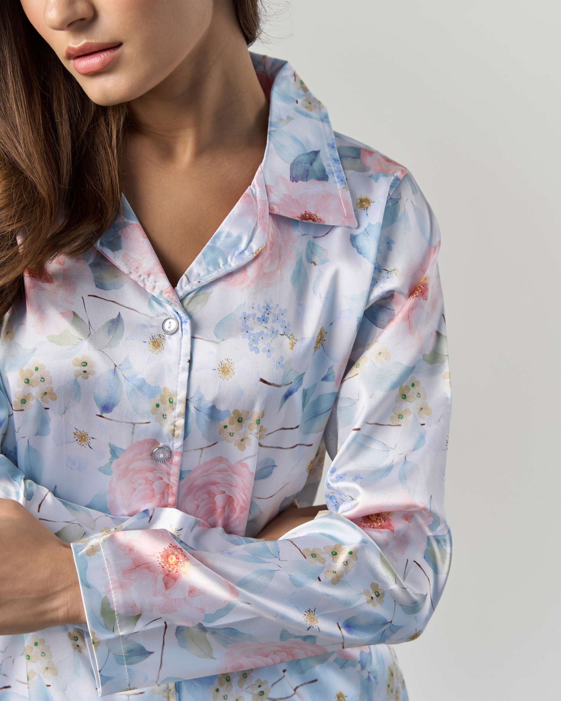 Жіноча піжама на ґудзиках - ніжний квітковий принт