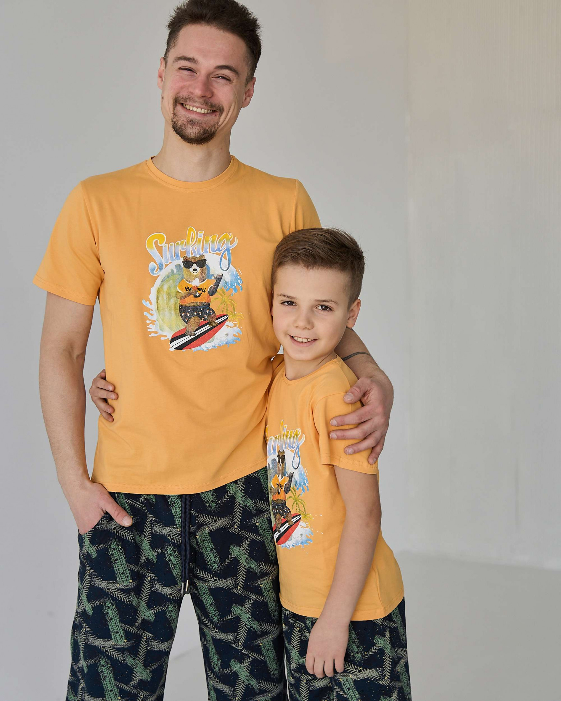 Чоловічий комплект з шортами - ведмедик на дошці - Family look батько/син