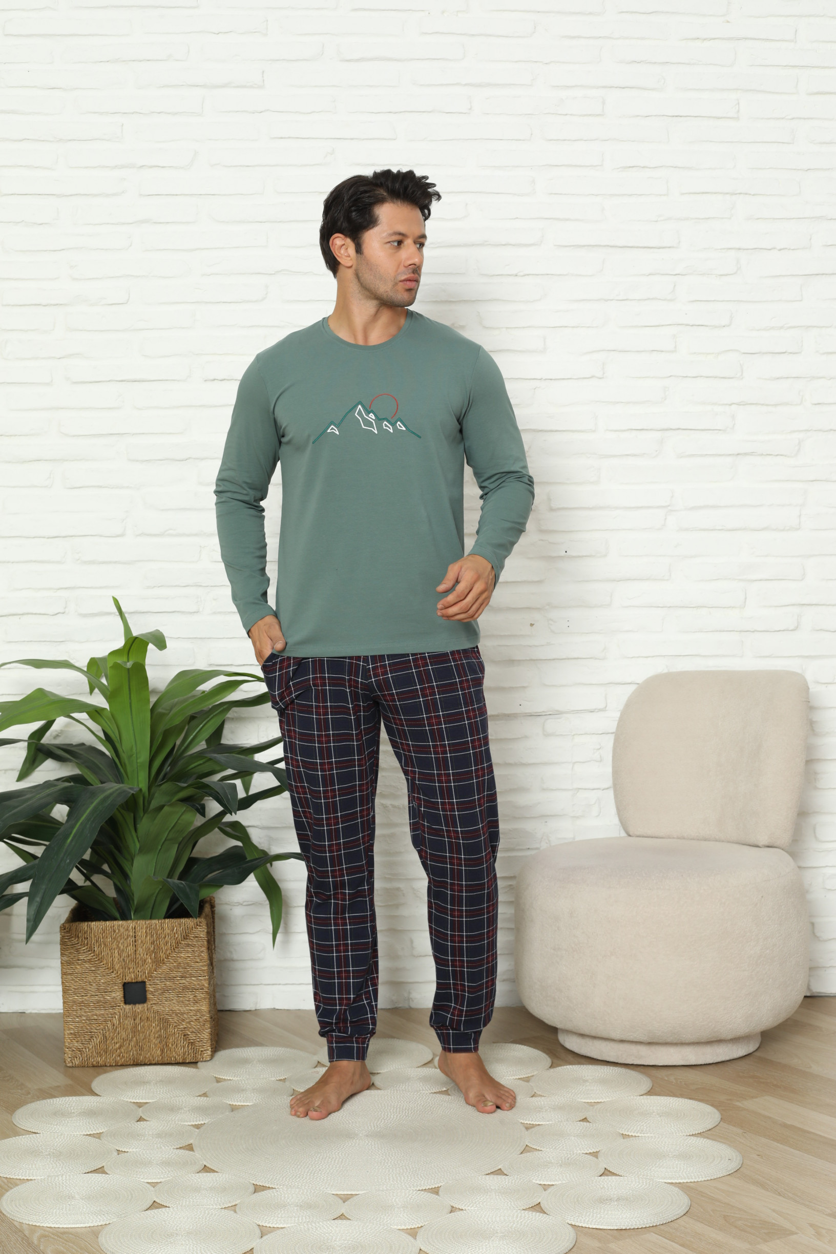 Мужской комплект со штанами в клетку