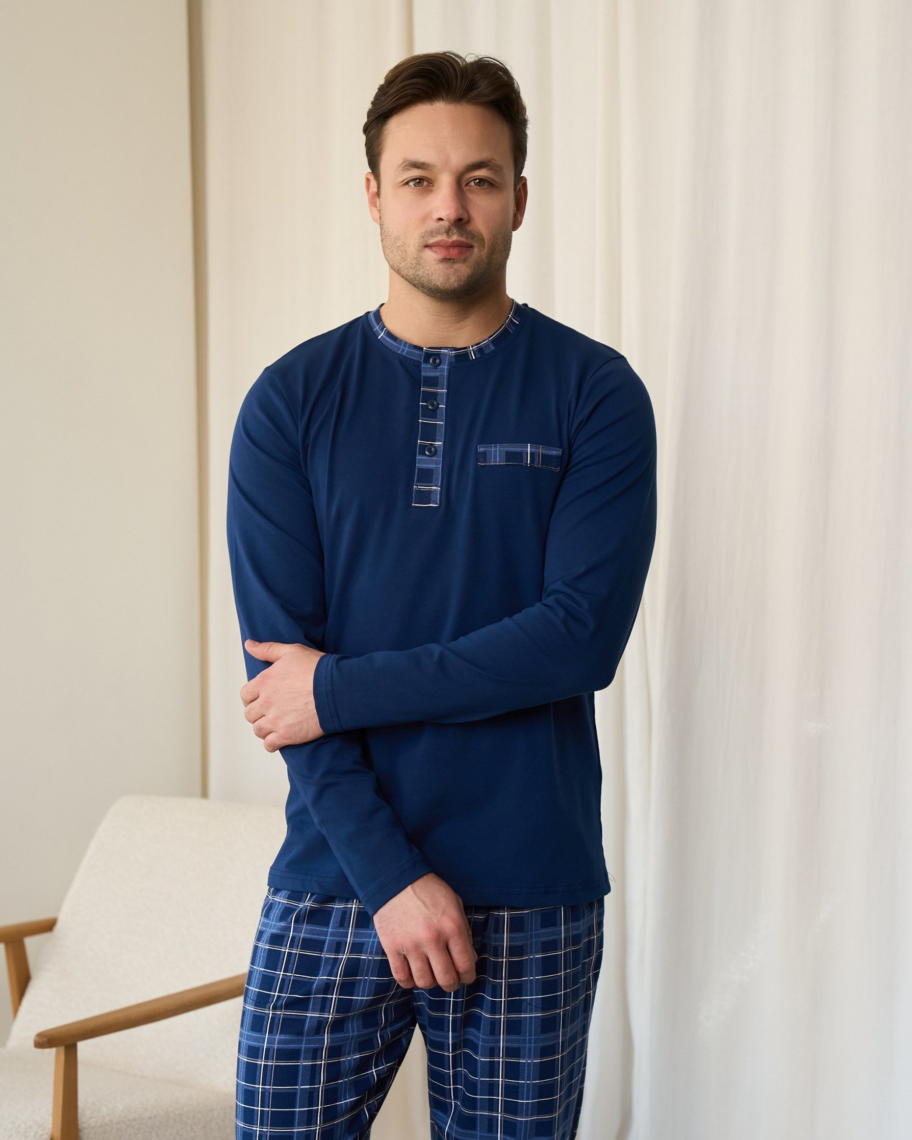 Чоловічий комплект зі штанами у клітинку - ґудзики на комірі