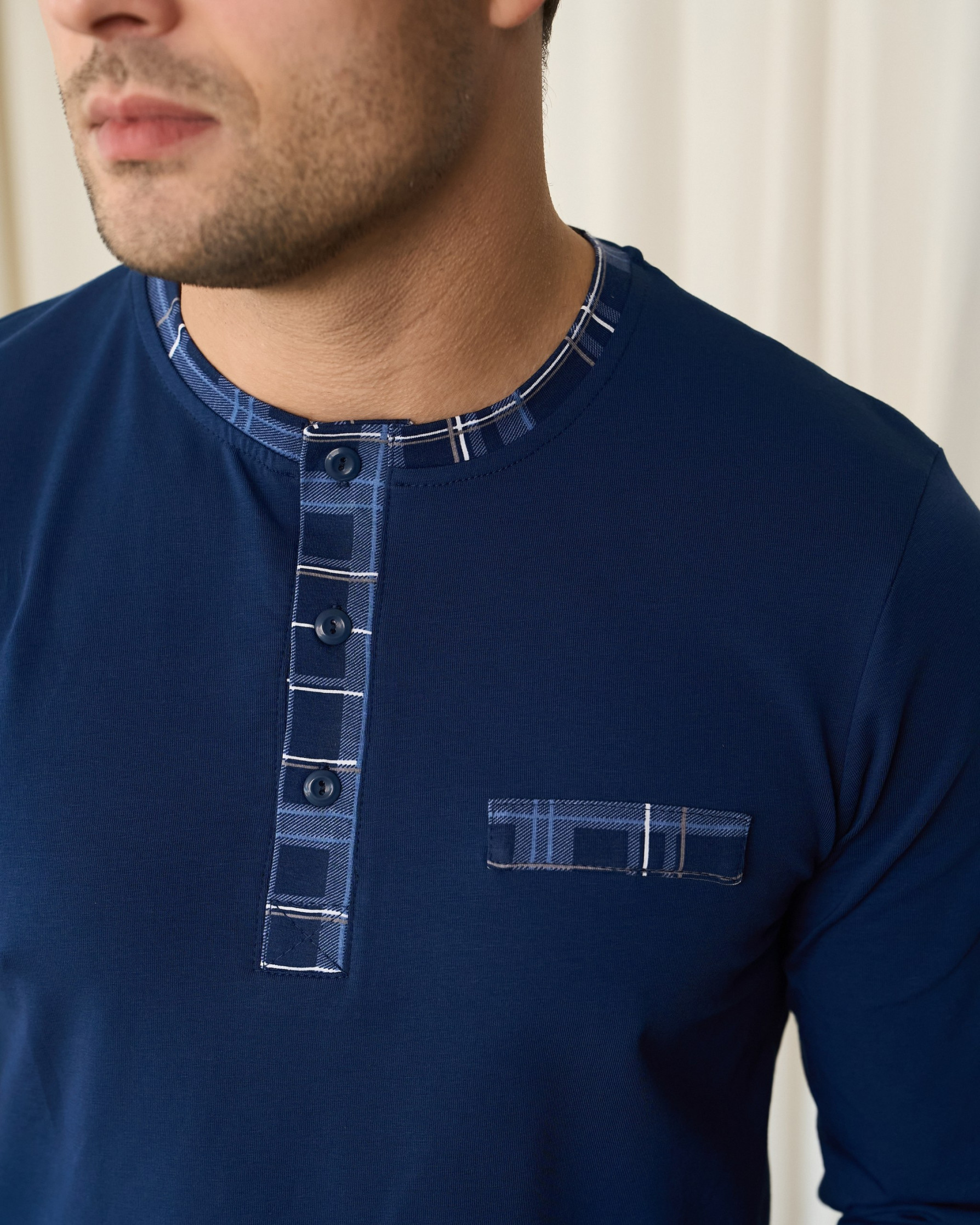 Чоловічий комплект зі штанами у клітинку - ґудзики на комірі