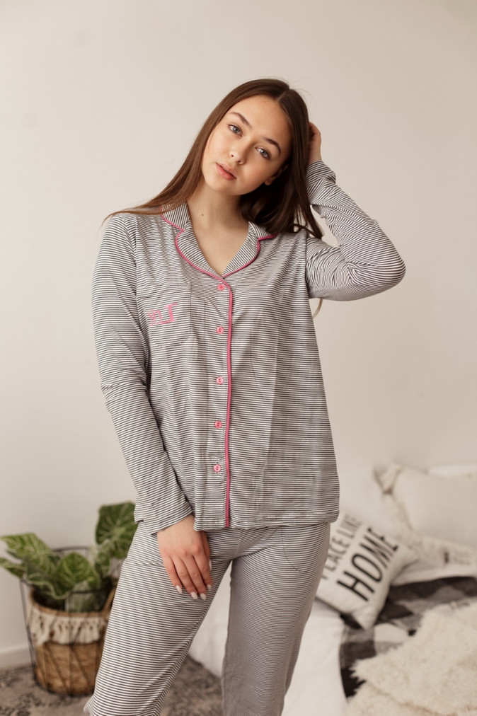 Жіноча піжама на ґудзиках в смужку
