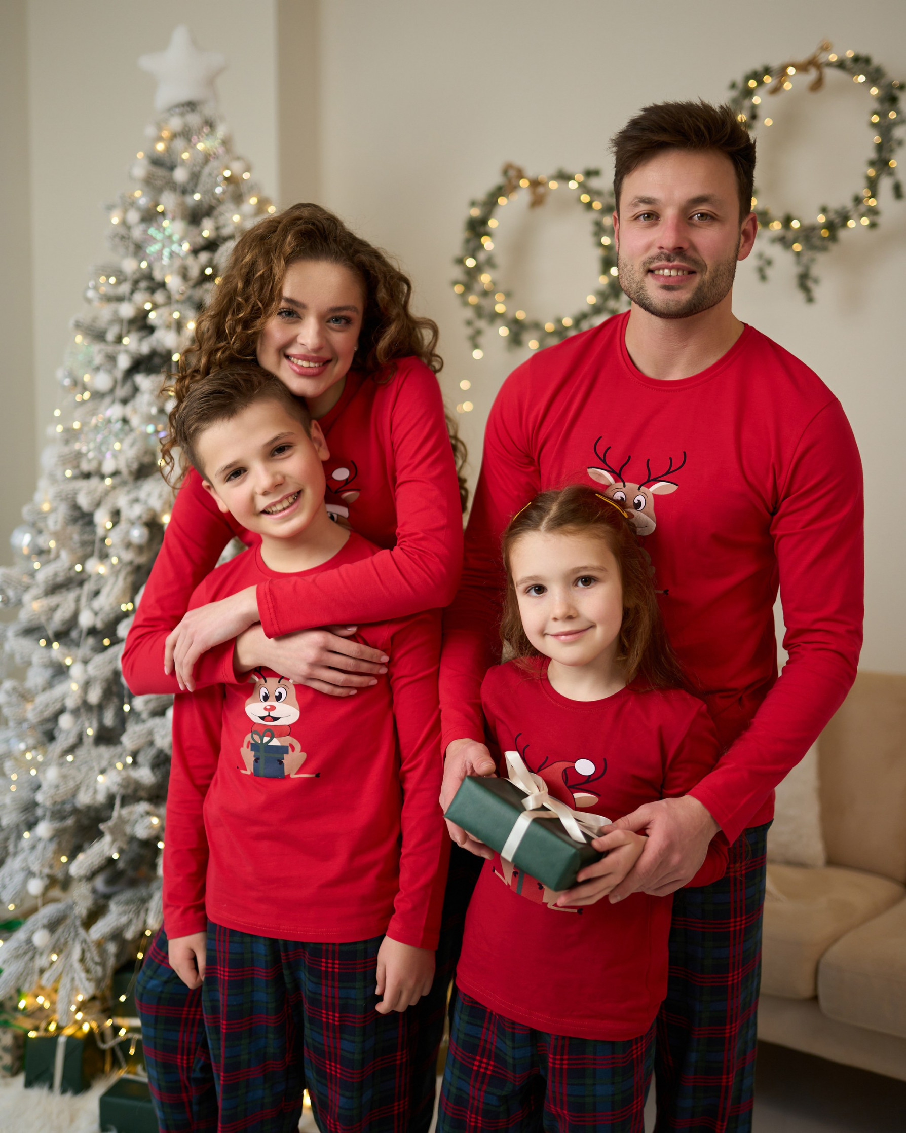Жіноча піжама зі штанами -  Олень з подарунком - Family look для пари