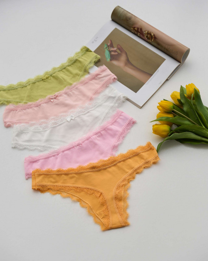 Жіночі стрінги з мереживом по ніжці - яскравий мікс