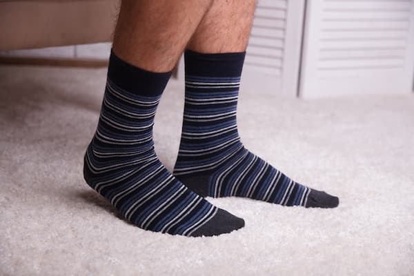 Чоловічі високі шкарпетки - тонкі смужки